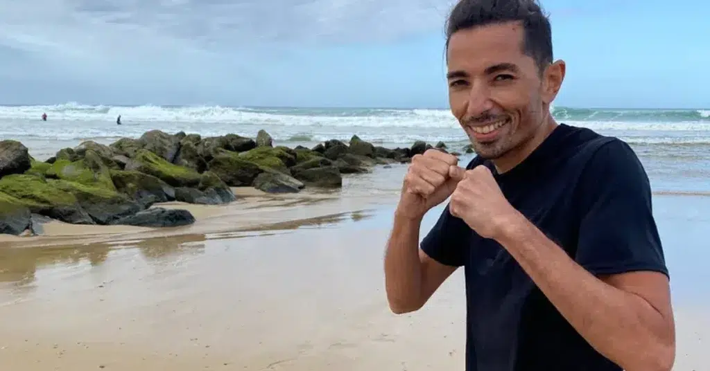 Mehdi en mouvement au bord de mer pour illustrer l’activité physique durable